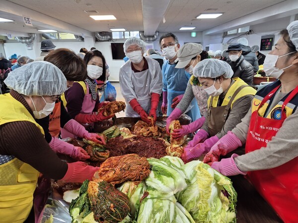 광진구 김경호 구청장이 성도들과 함께 3시간 동안 예배와 김장김치 담그는 행사에 함께 했다. 가운데 김경호 구청장, 우측옆 오늘의교회 백상욱 목사. 사진=업코리아