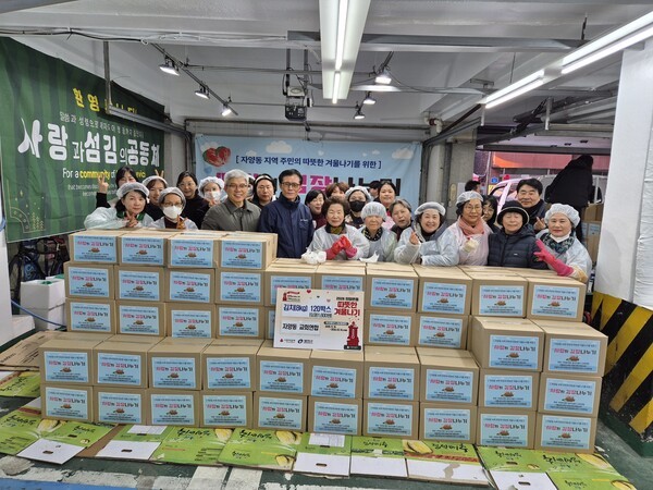 행사를 주관한 제일평화교회 성도들이 김경호 구청장과 함게 기념사진을 찍고있다. 가운데 김경호 구청장, 이정식 목사