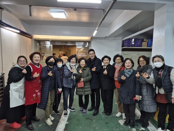 오전에 절임배추 물빼기 작업ㅁ에 참여해서 함께한 국민의힘 당협위원장 오신환 위원장(가운데)과 서울시의회 김영옥 의원이 성도들과 함께했다. 사진=업코리아 뉴스