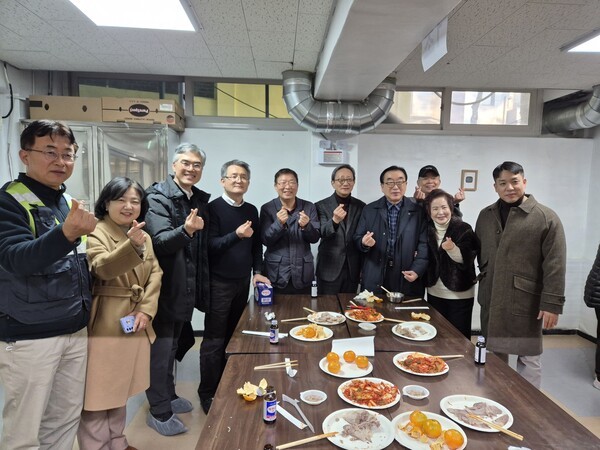 행사는 마치고 김장 것절이와 수육을 먹기 전에 기념사진. 김경호 구청장과 광진구의회 전은혜 의원, 교회연합 목사들, 동장들. 사진=업코리아 뉴스